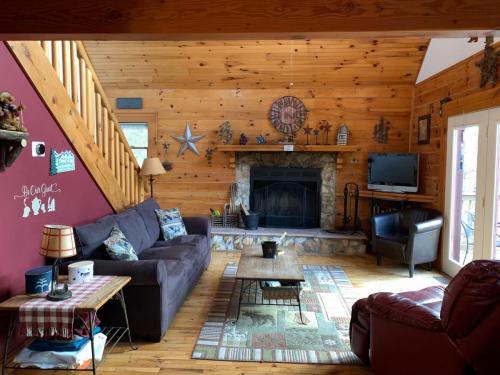 04 cabin living room